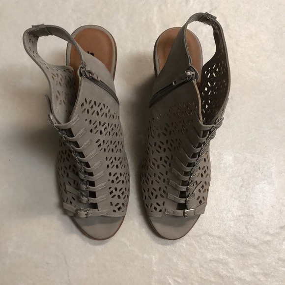 Neutral light grey/bone Chunky Heels with buckles - Picture 4 of 7